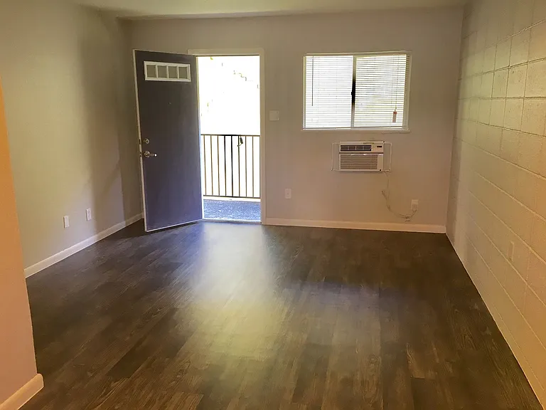Elmwood Pl. Apts. — Photo 20