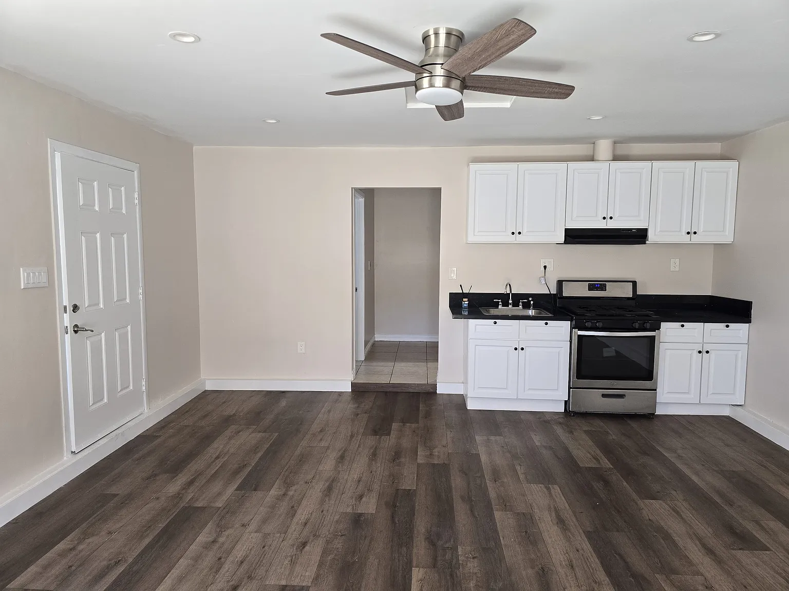 Studio, 450 sqft, $1,600 — Photo 1
