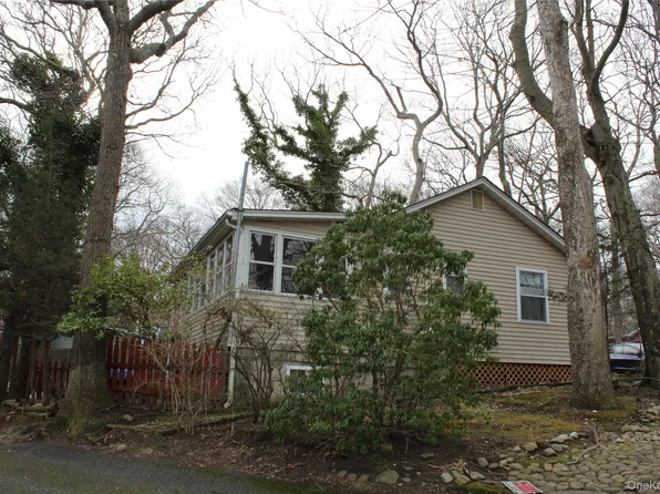 9 Eastway Path, Baiting Hollow, NY 11933