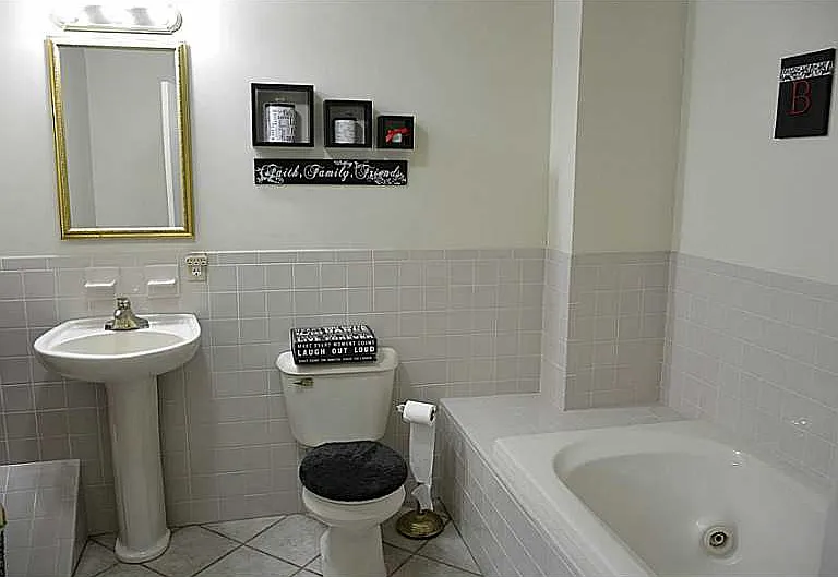 632 Vaughan Ave — Photo 4
