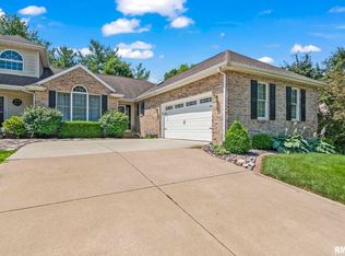 2526 Chapel Hill Rd, Springfield, IL 62702