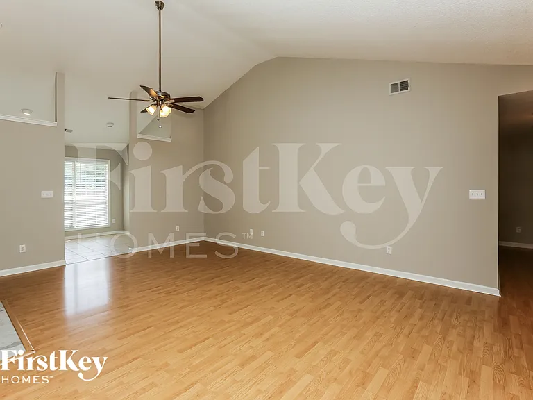 200 Summer Hill Dr — Photo 3