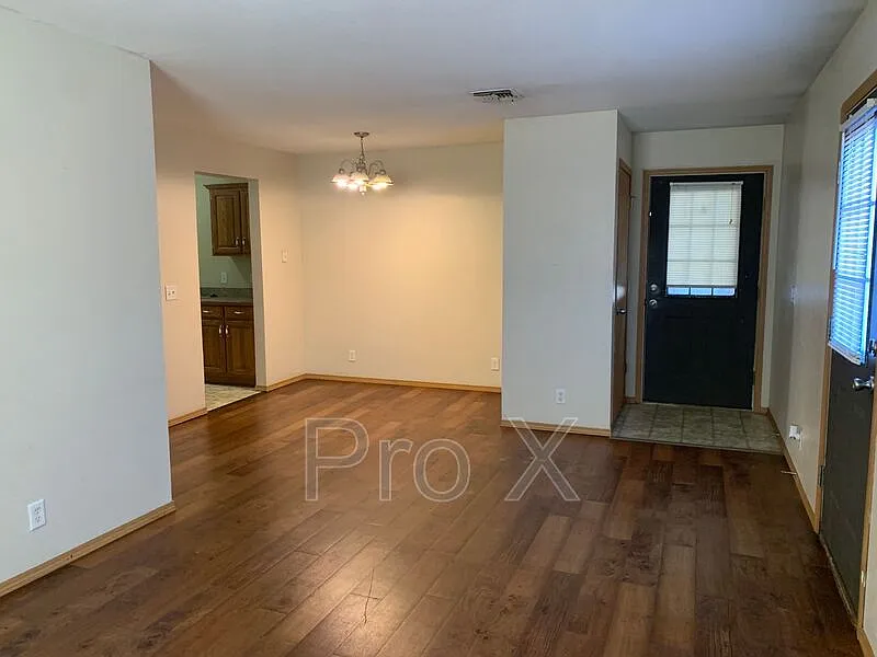 2 bed, 1.0 bath, $800 — Photo 4