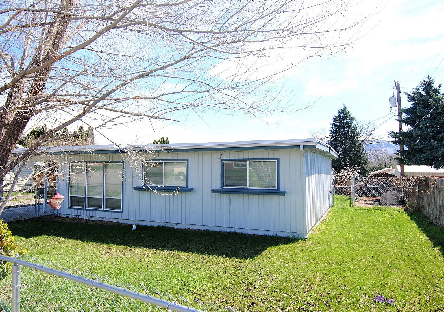 ** 3-Bedroom ~ Upgraded ~ House for Rent in Sought After East Wenatchee ** — Photo 1