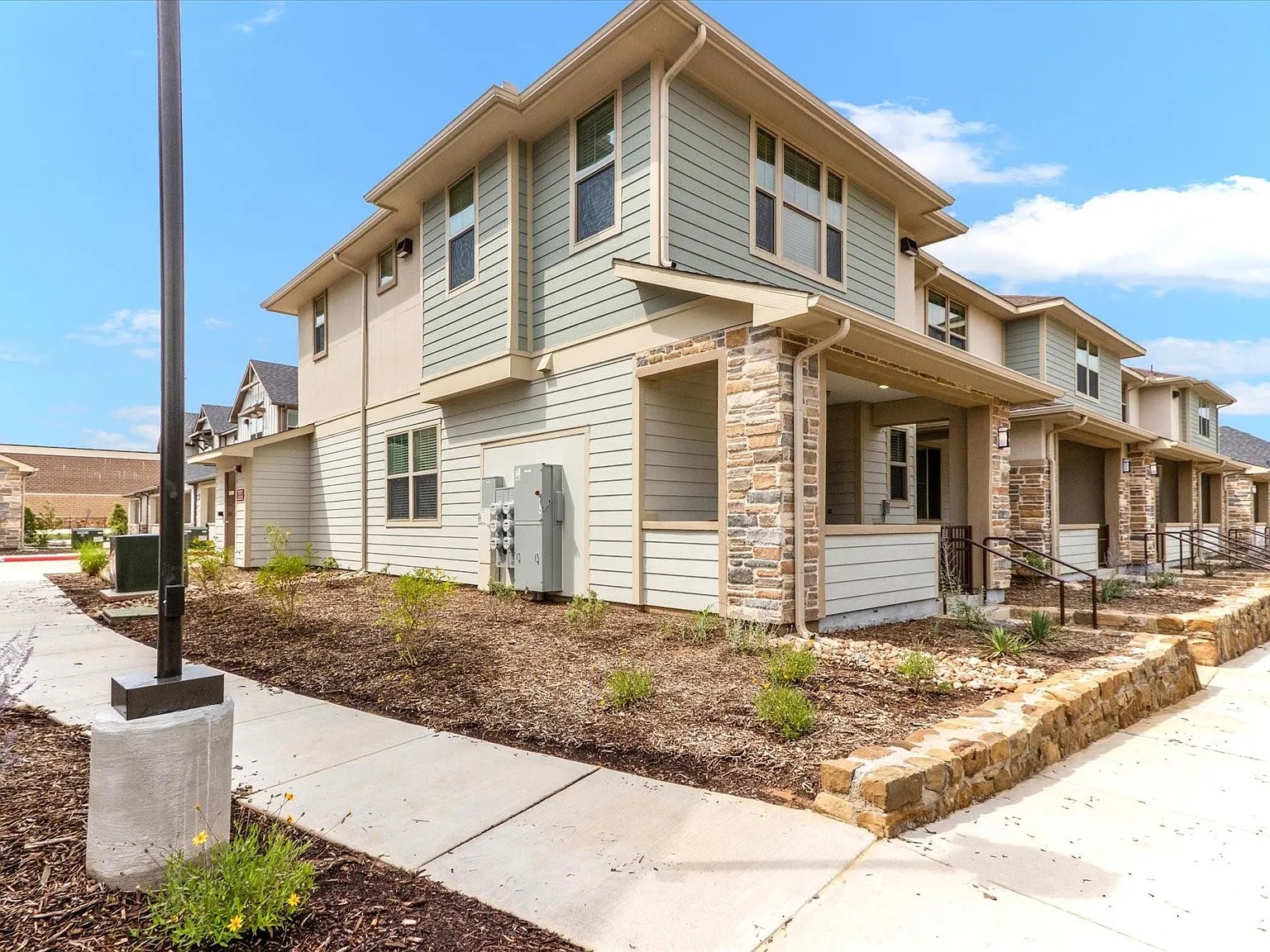 2 bed, 2.5 bath, 1246 sqft, $2,299 — Photo 2