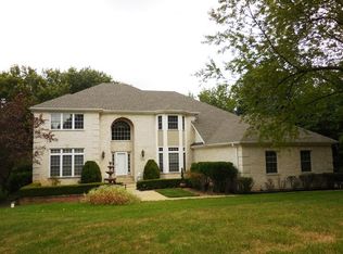 26 Fawn Ridge Dr, Oakwood Hills, IL 60013