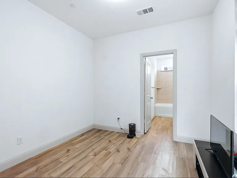 1004 Mikaela Dr — Photo 2