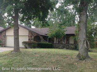 1612 E Walnut Lawn St, Springfield, MO 65804