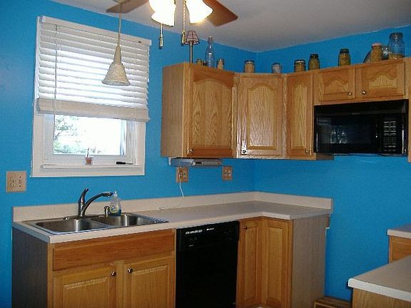 Updated Kitchen with lot of cabinet space