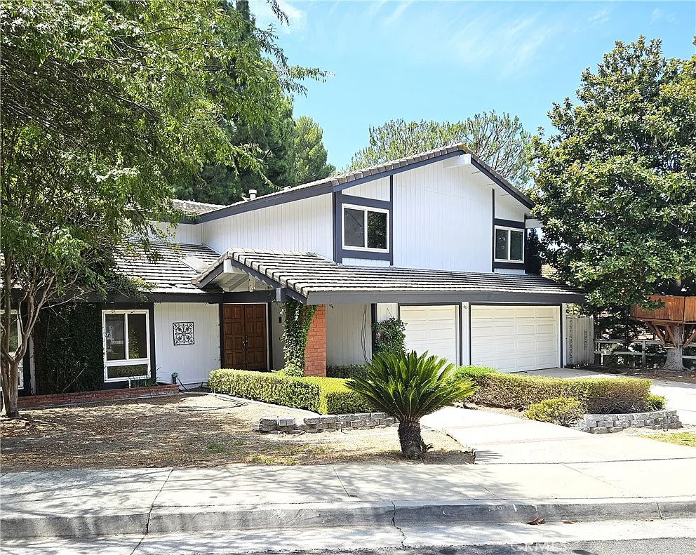 4 bed, 2.5 bath, 2509 sqft, $5,500 — Photo 2