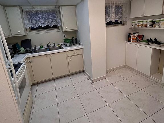 4th image of 1750 NE 191st St APT 523-F