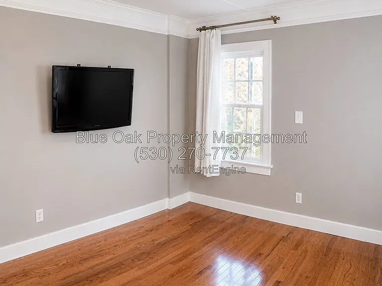 687 E 8th St — Photo 6