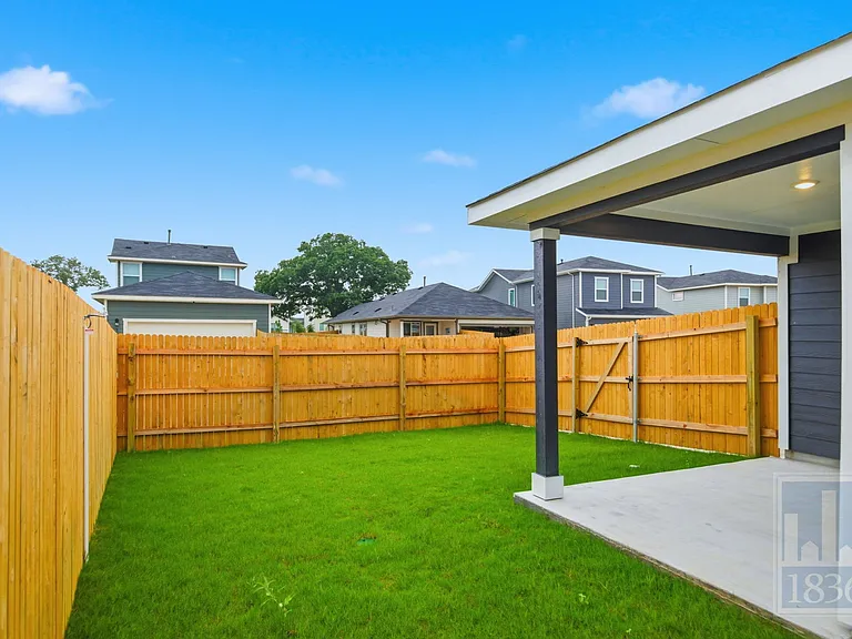 306 Constanza Trl — Photo 27