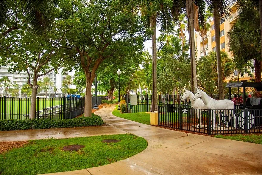 2 bed, 877 sqft, $2,350 — Photo 2