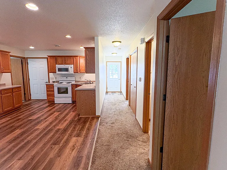 1012 W Shorewood Dr — Photo 5