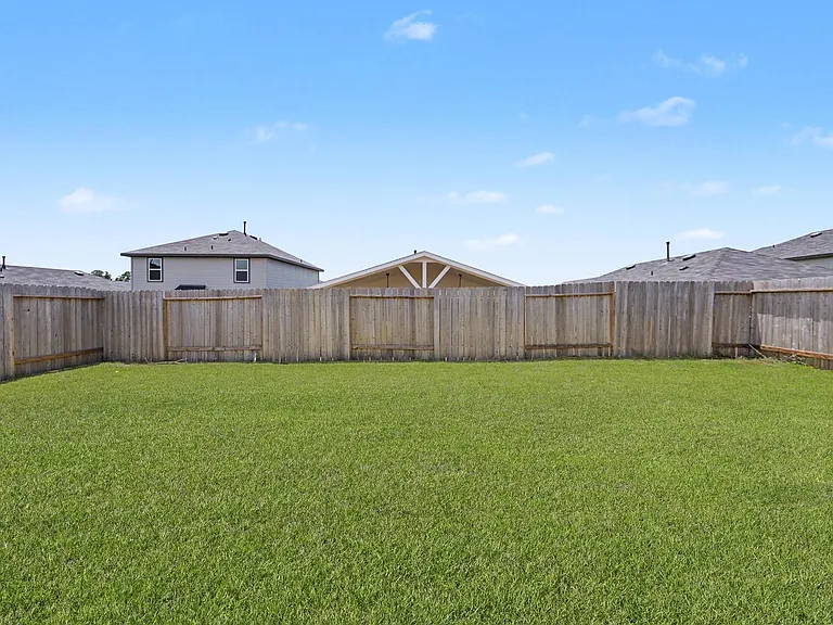 40839 Hawthorne Glades St — Photo 32