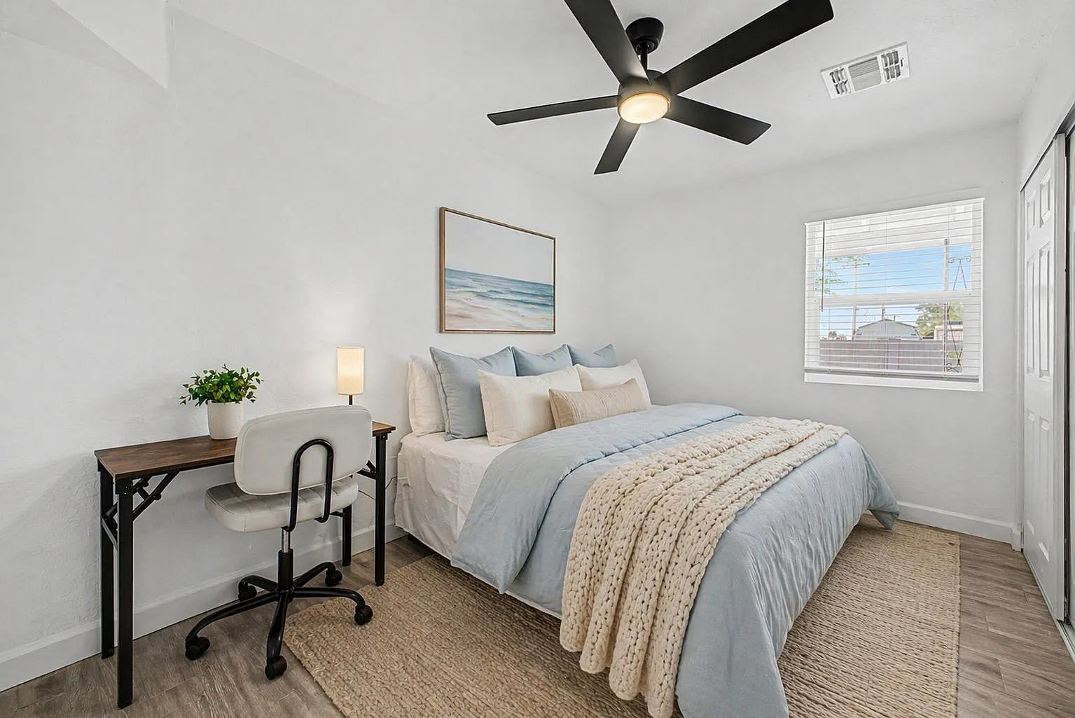 4 bed, 4.0 bath, 2400 sqft, $944 — Photo 1
