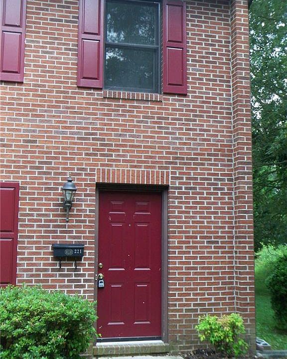 1st image of 221 Worth St
