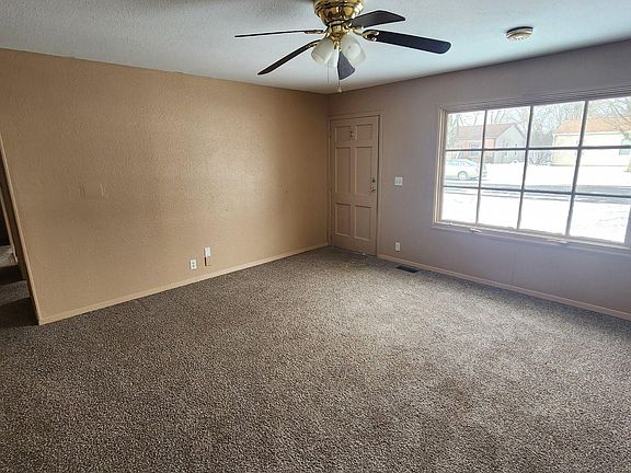 3rd image of 914 Knollcrest Dr