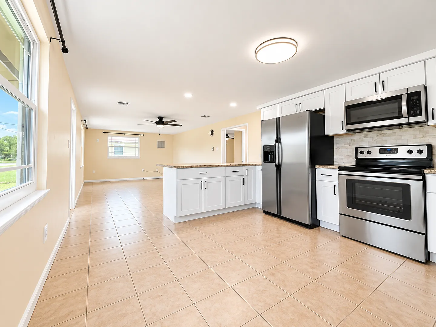 Beautifully Updated Home Modern Kitchen, Garage & Huge Yard! — Photo 4
