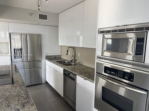 5th image of 19101 NE Mystic Pointe Dr #1601