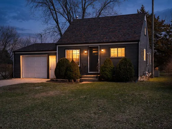 8415 Ravere St, Machesney Park, IL 61115