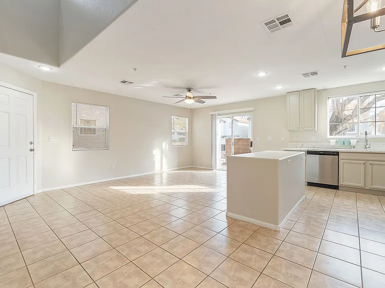 3211 Sunrise Cove Ave — Photo 8
