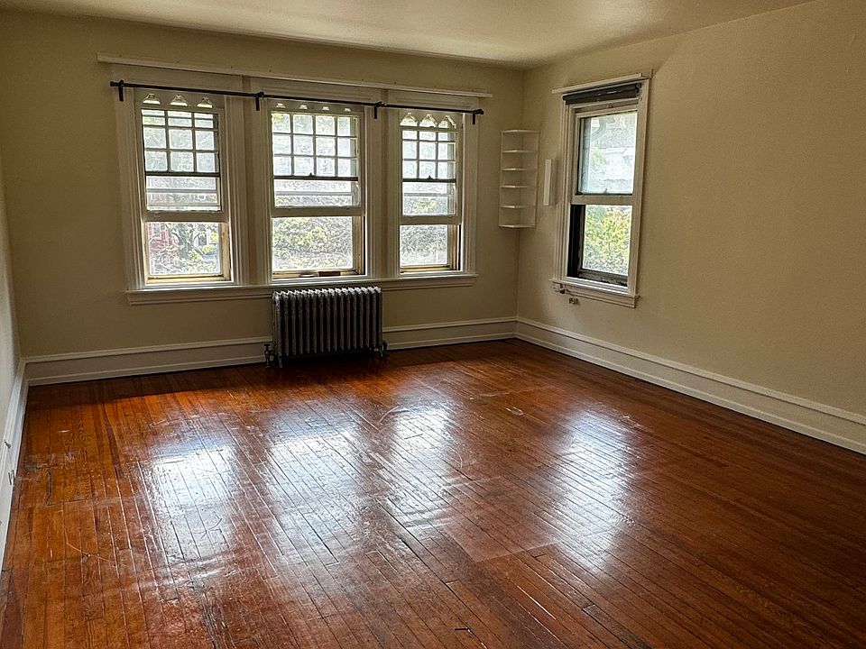 2nd image of 4621 Spruce St APT 3F