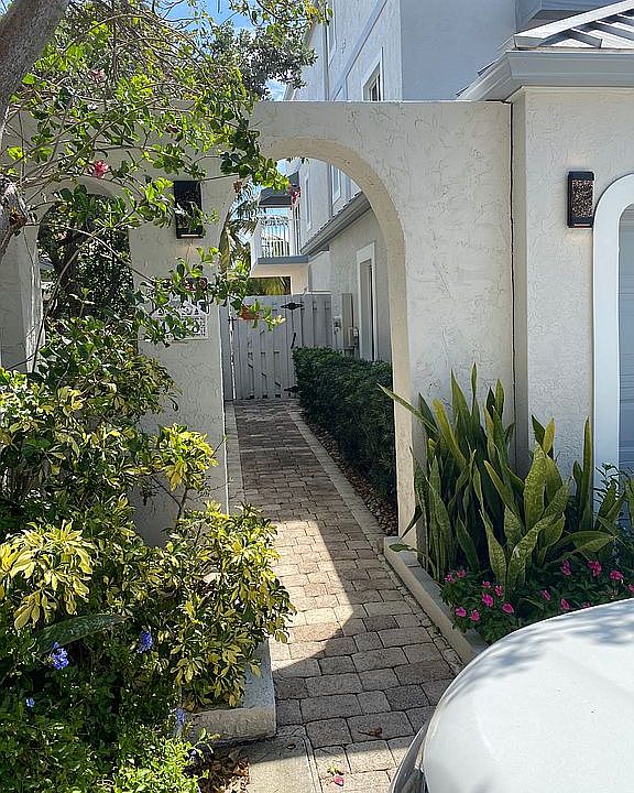 End unit w side yard for dog