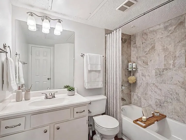 Avalon Apartments — Photo 13