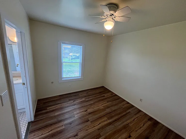 565 Hobbs Ln — Photo 8