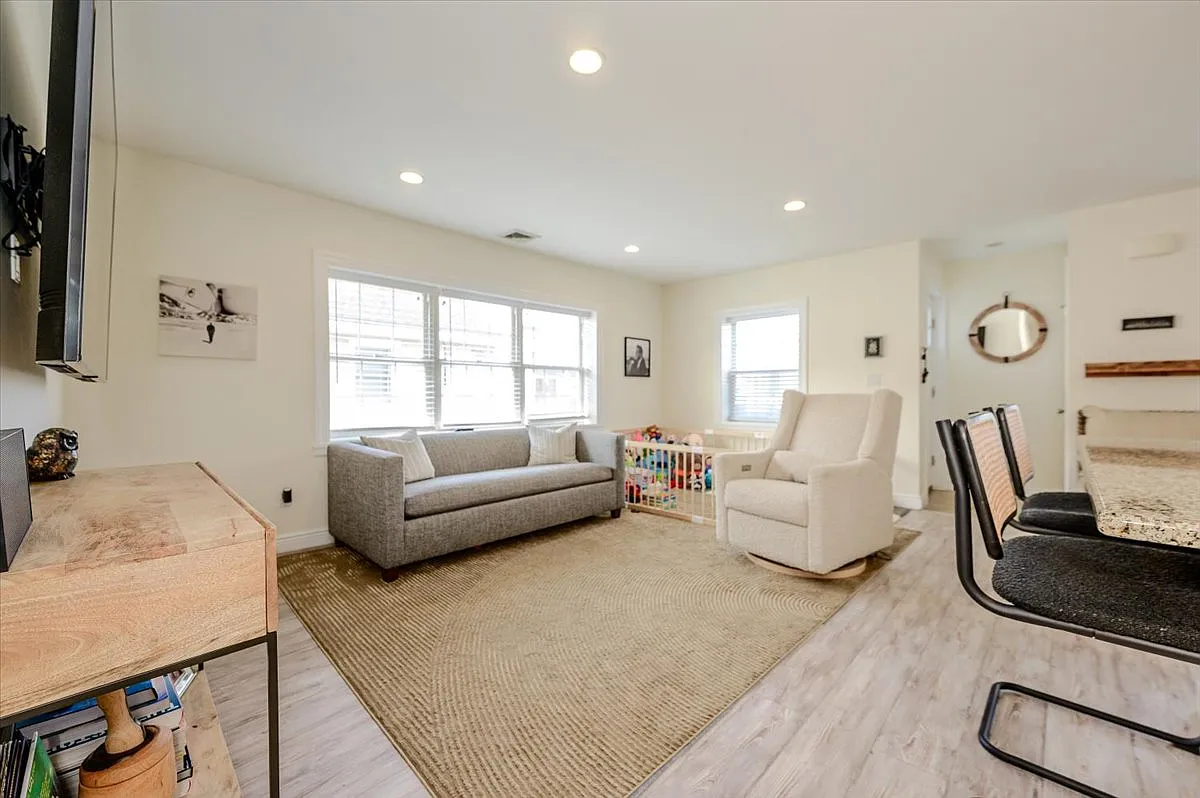 3 bed, 1.5 bath, $4,700 — Photo 4