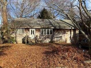 33 Roxbury St, Huntington Station, NY 11746