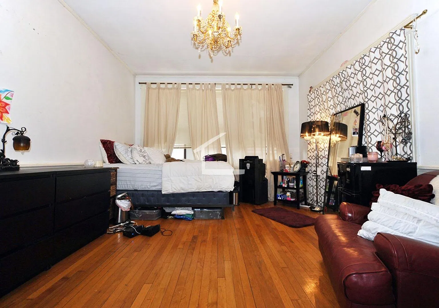 Enormous Brookline 5 bed/2 bath on St. Paul Street. Available 9/1, Students Welcome. — Photo 4
