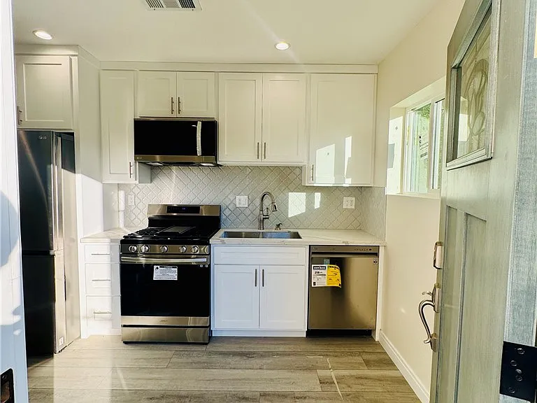 9318 Encino Ave — Photo 2