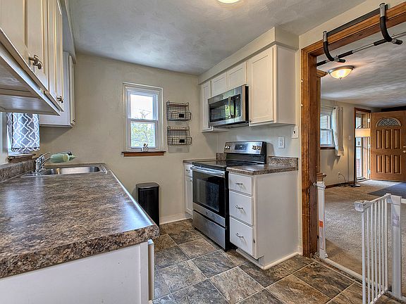 3rd image of 107 Carmella Dr