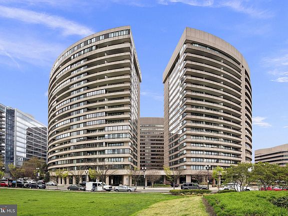 3rd image of 1300 Crystal Dr APT 1402S