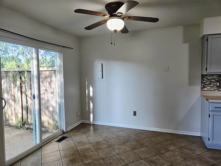960 Autumn Ln — Photo 10
