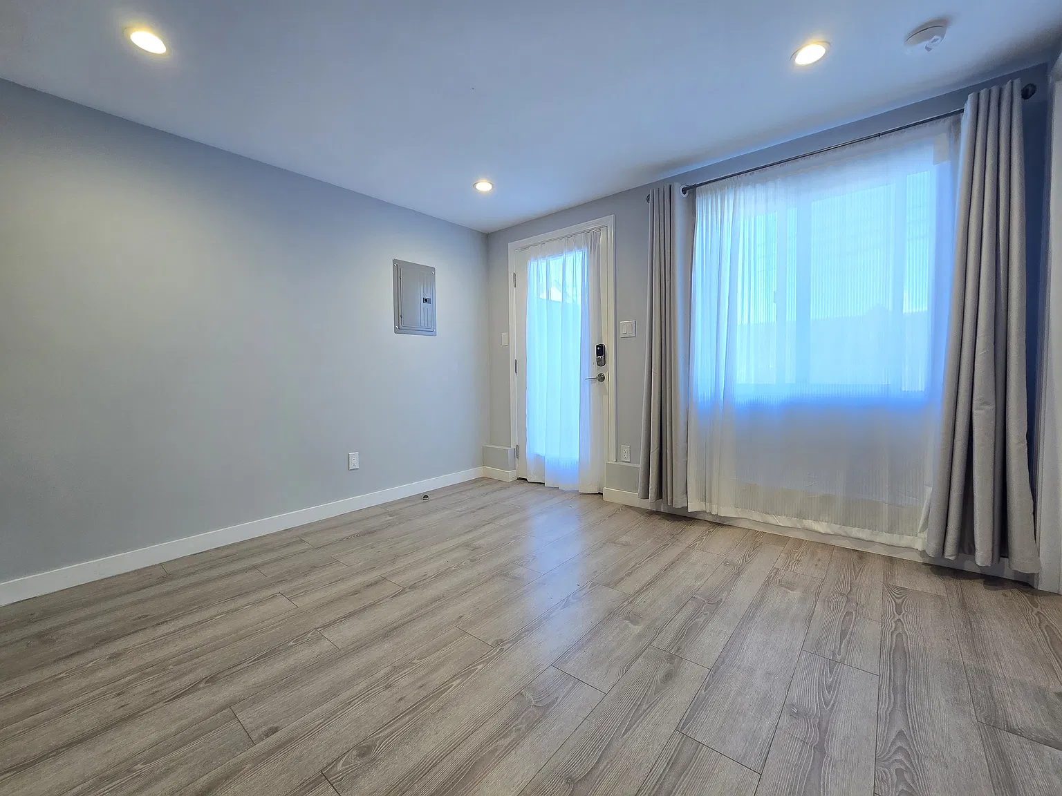 2 bed, 580 sqft, $3,300 — Photo 3