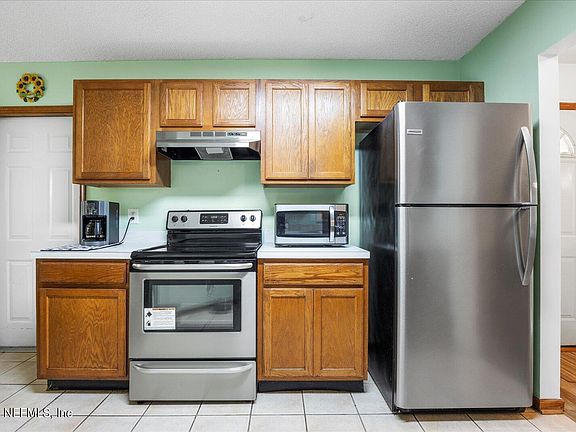 5th image of 3327 GUERNSEY Court