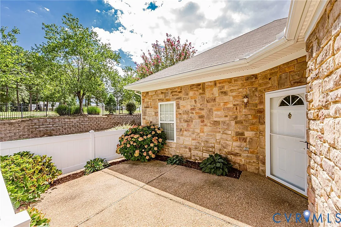 2 bed, 2.0 bath, 1328 sqft, $2,500 — Photo 3