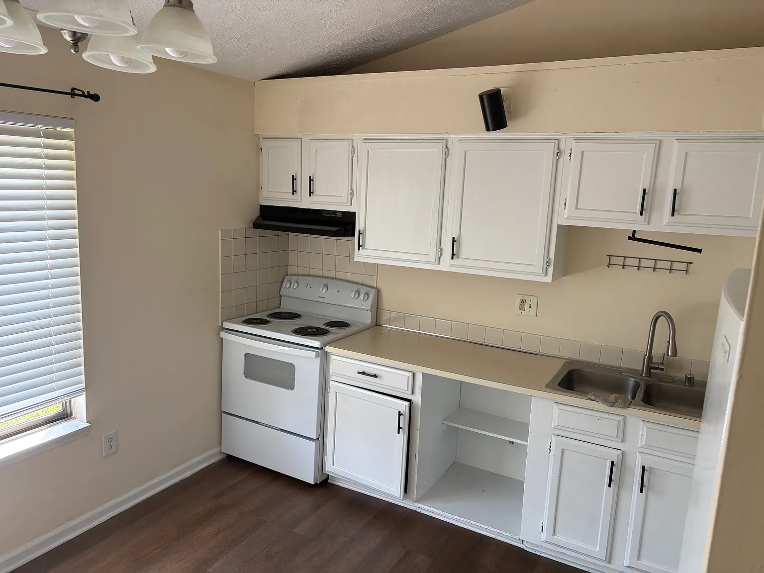 3 bed, 1217 sqft, $1,350 — Photo 3
