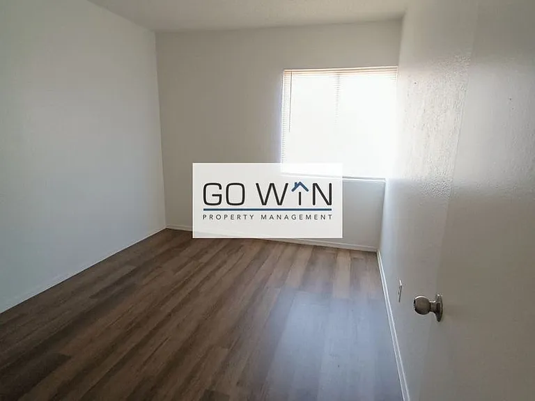 1102 W Cheryl Dr — Photo 4
