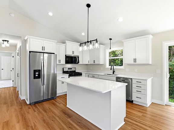 4th image of 1018 2nd St SE