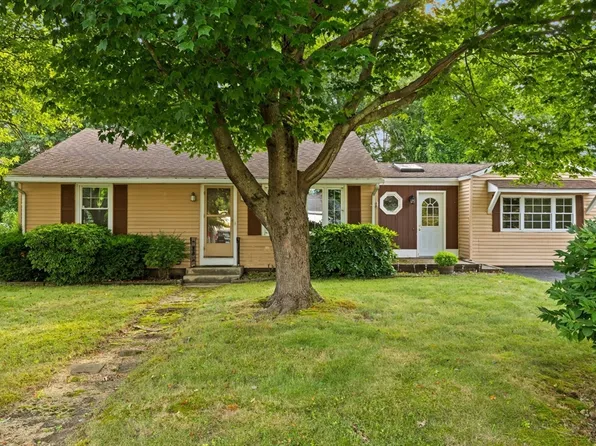 12 Oak Ter, Bellingham, MA 02019