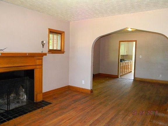 2nd image of 702 W 10th St