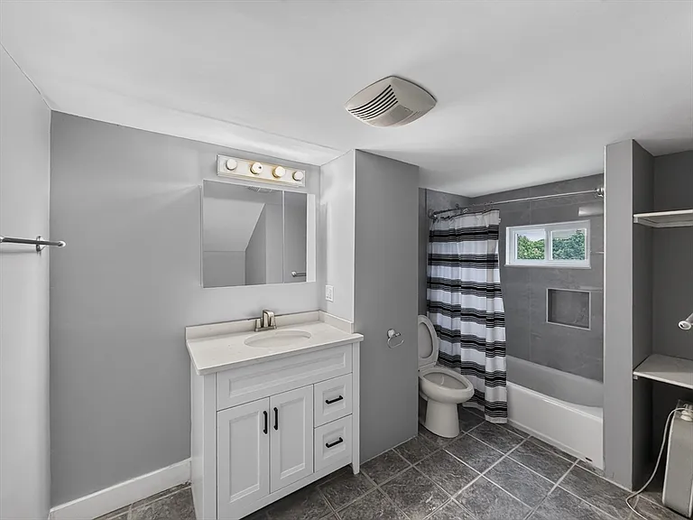 70 Holbrook Ave #R — Photo 19