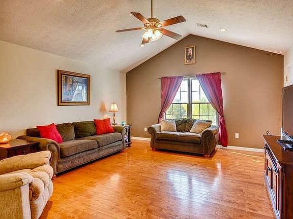 4th image of 50 Royal Oaks Ln