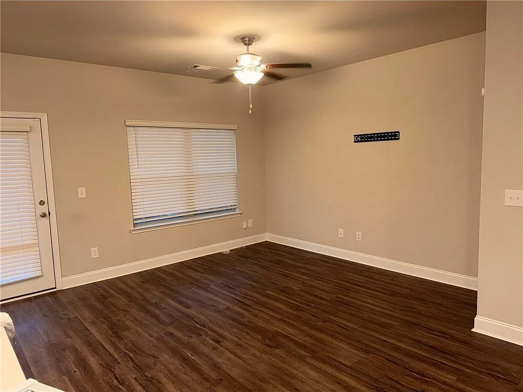 3 bed, 2.5 bath, 1970 sqft, $2,300 — Photo 4