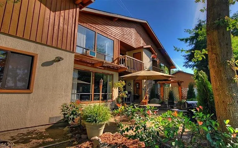 Milton Apartments - Autumn Village Apartments - Exteriors
